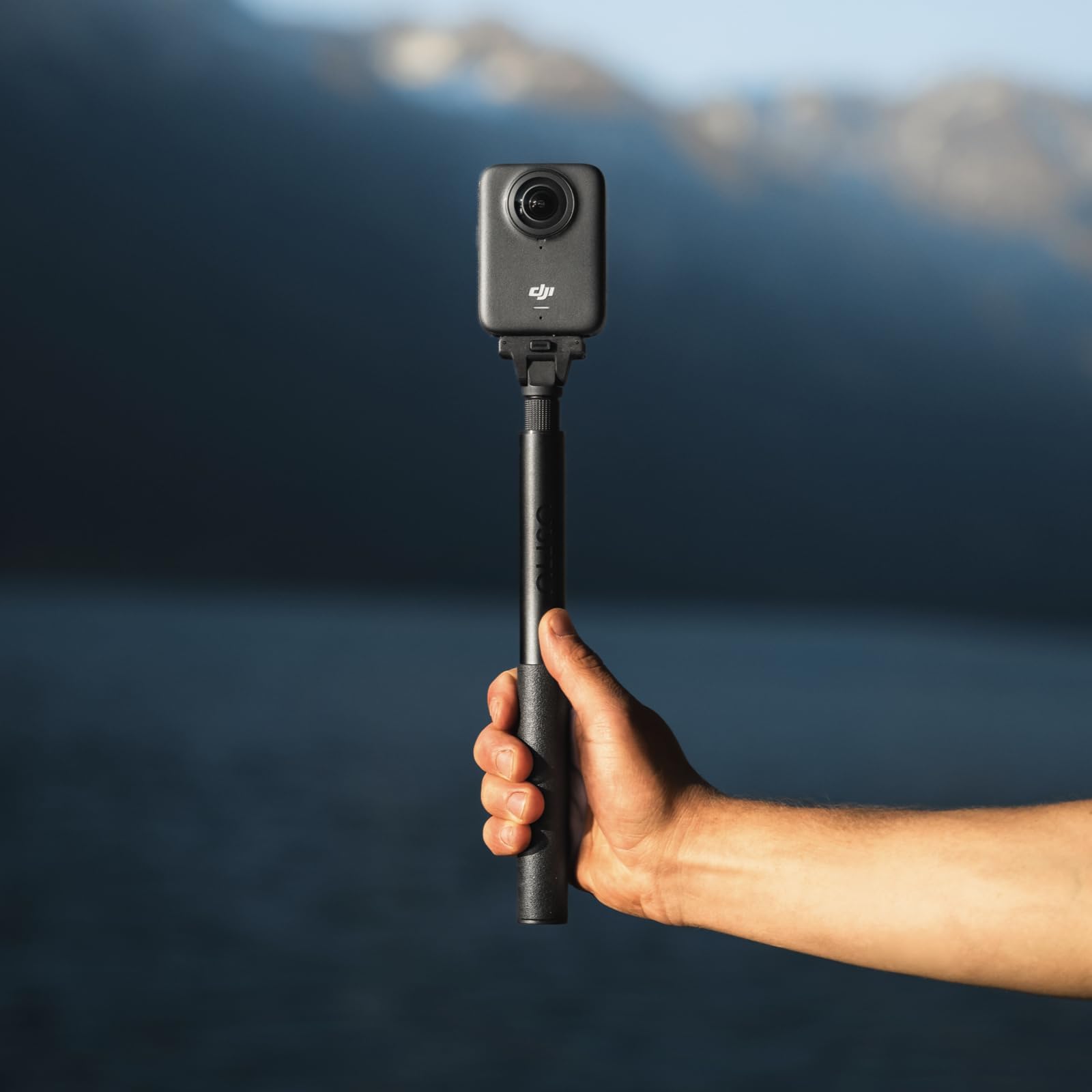 DJI Osmo 360 Adventure Combo – 360 Kamera mit 1-Zoll Sensor, 8K-360° Video, 4K/120fps & 170° Sichtfeld, 120MP Fotos, Action Cam & Vlog Kamera, Magnetischer Schnellwechsel, 3 Akkus & Ladeetui