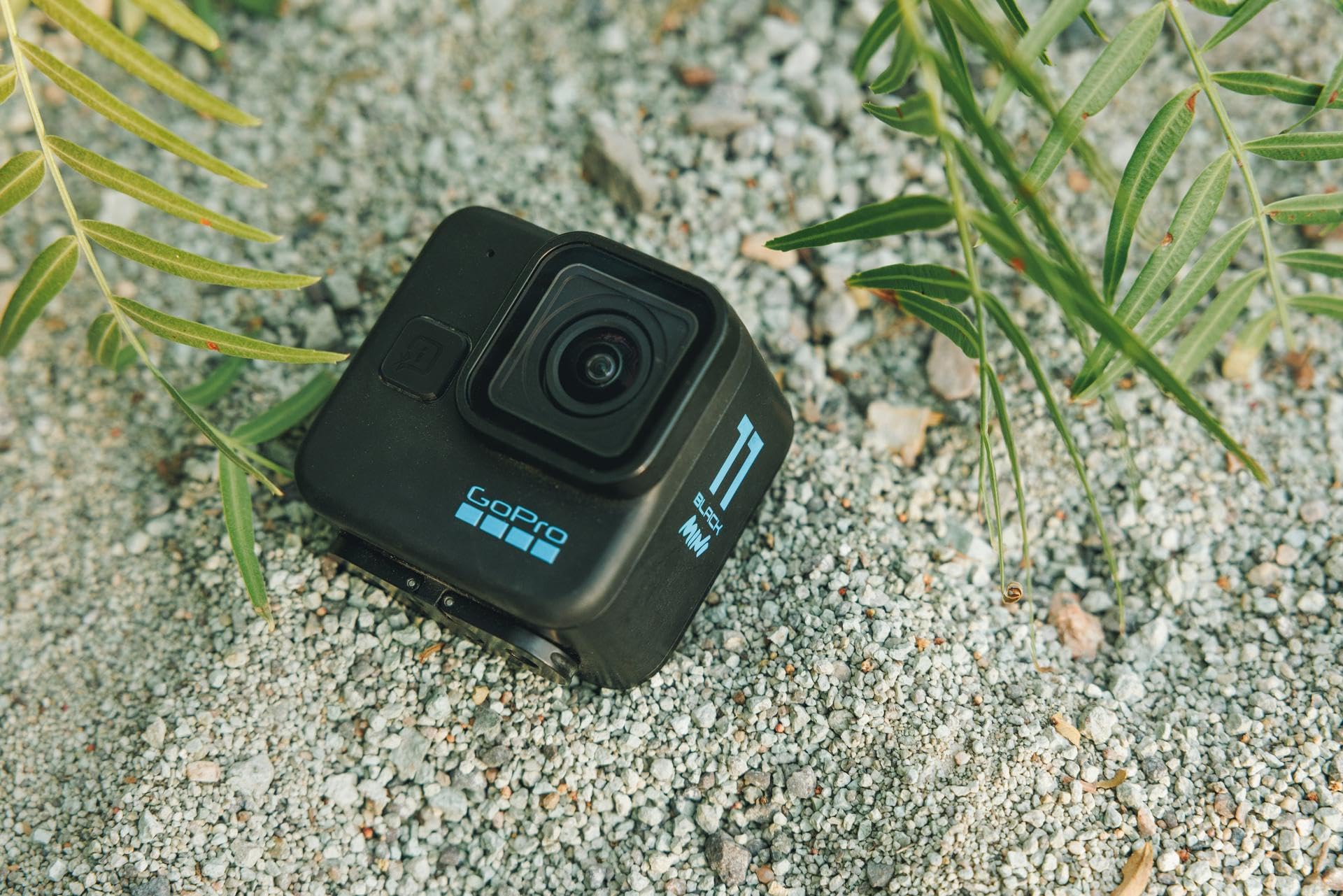 GoPro HERO11 Mini - Kompakte, wasserdichte Action-Kamera mit 5,3K60 Ultra HD-Video, 24,7 MP Einzelbildern, 1/1,9-Zoll-Bildsensor, Live-Streaming, Stabilisierung, Black